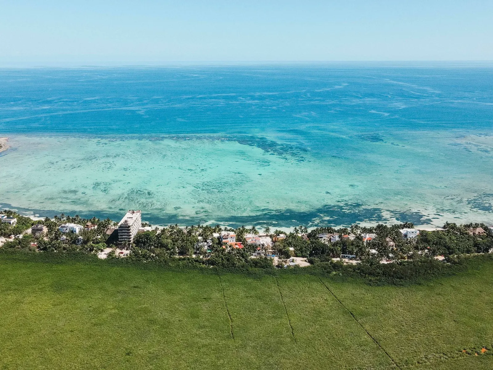 Vista aérea de NEEA Bahía Soliman frente al mar, Tulum