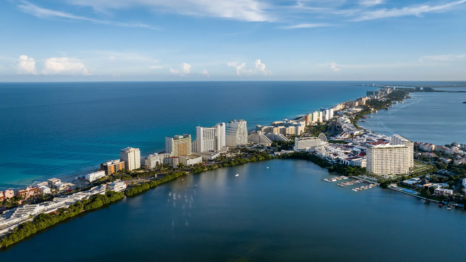 Vista panorámica de One Laguna con el Mar Caribe y la Laguna Nichupté al fondo