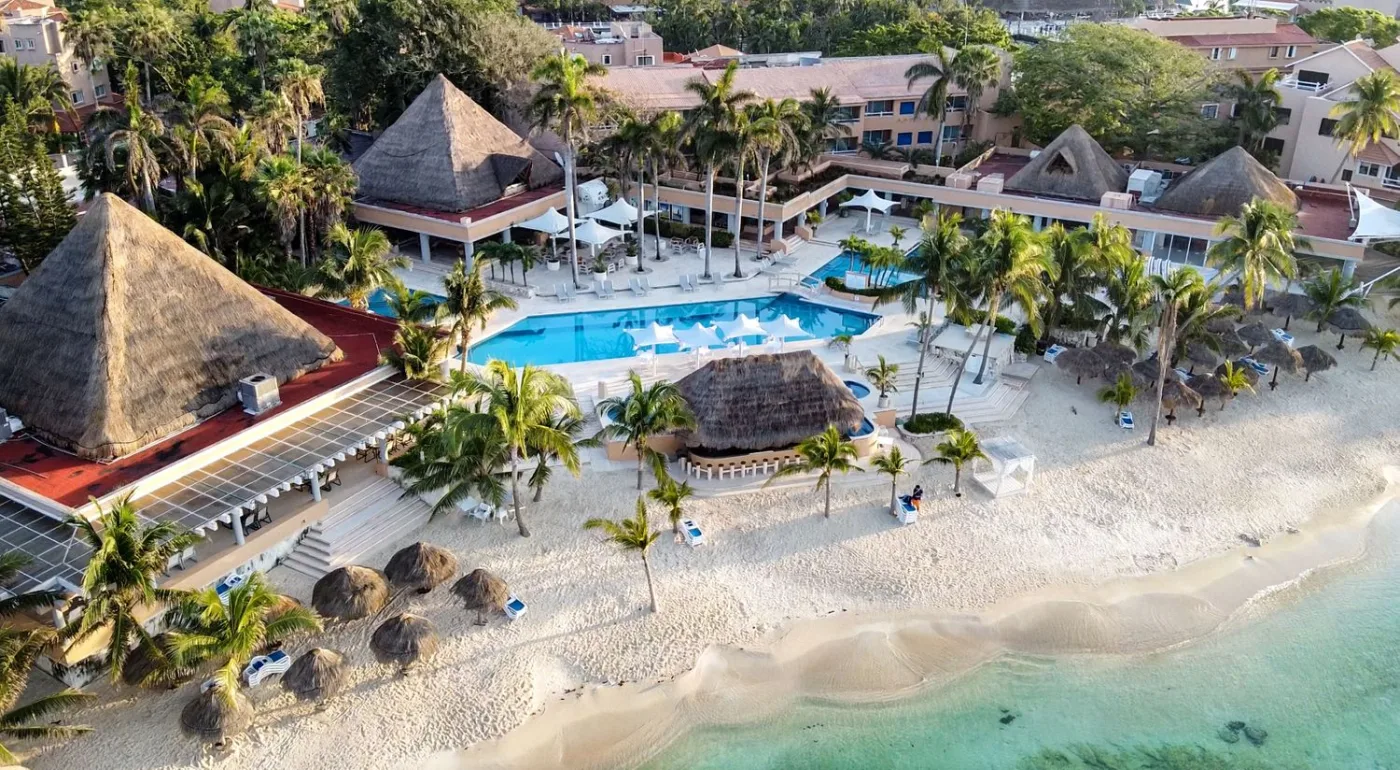 Puerto Aventuras beach — beach club with palapas, pool and white sand on the Caribbean