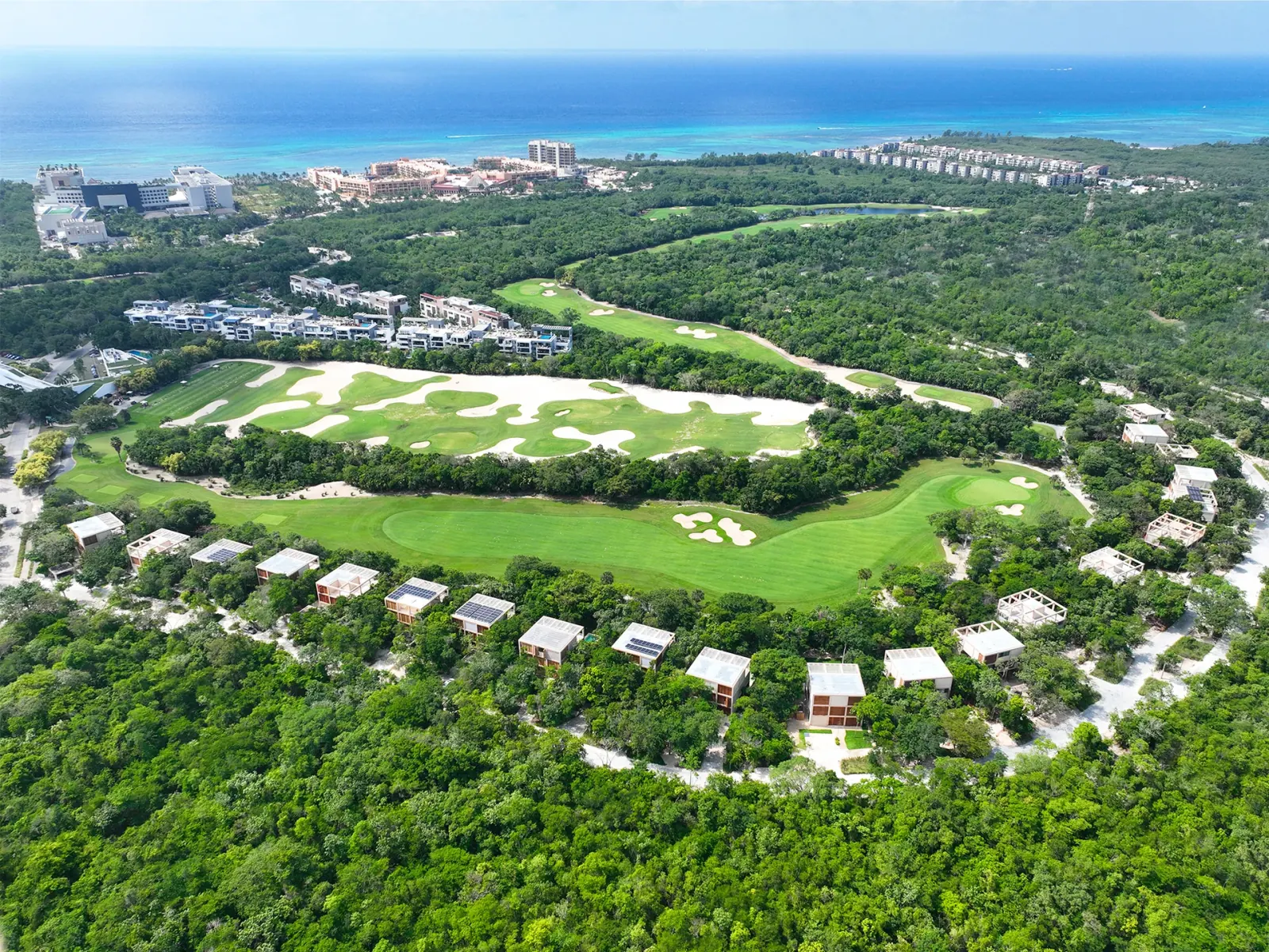 Vista aérea de Palm Villas junto al campo de golf Gran Coyote, Corasol Playa del Carmen