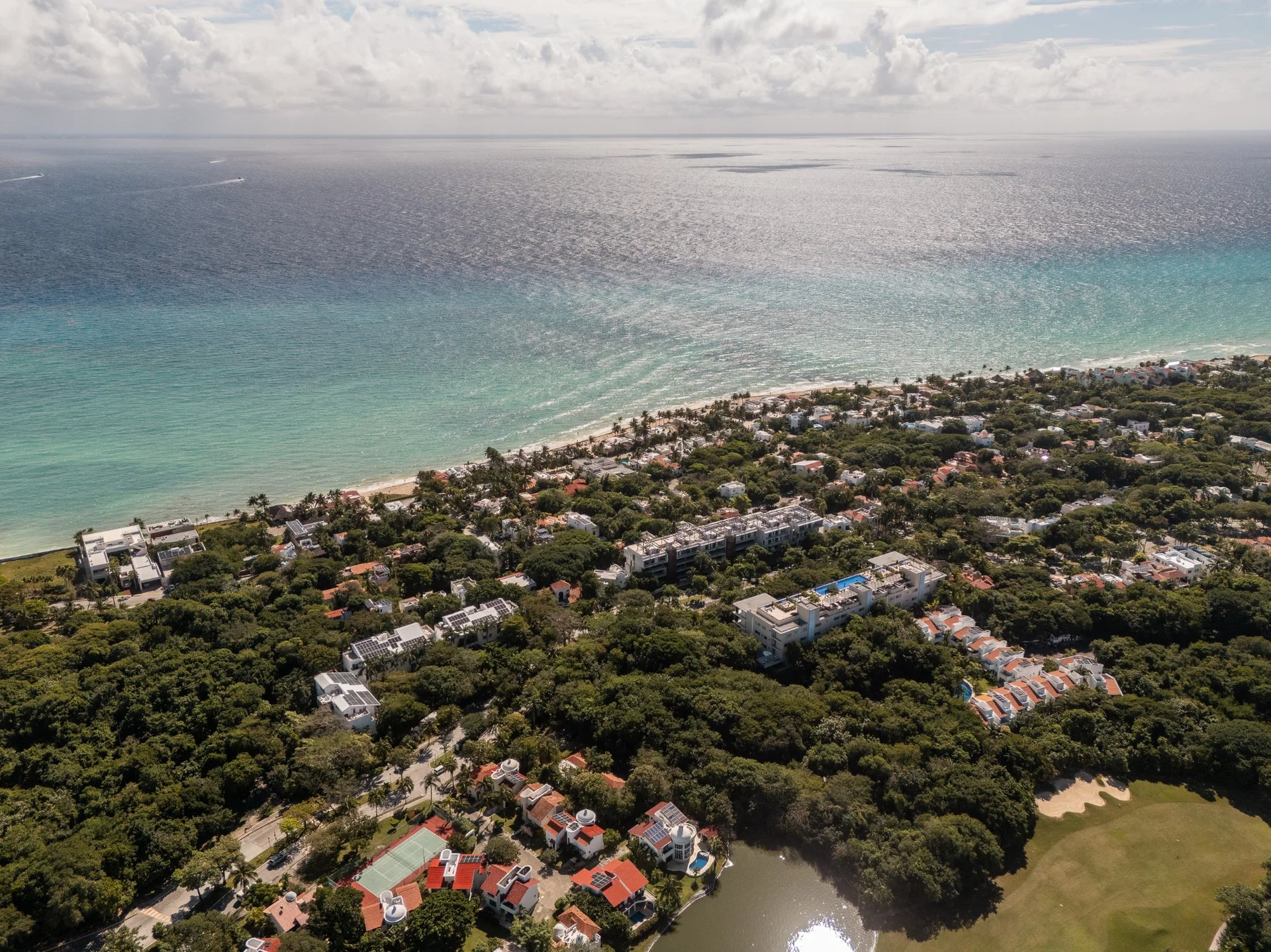 Vista aérea del desarrollo SOLEii con playa y Mar Caribe, Playacar Playa del Carmen