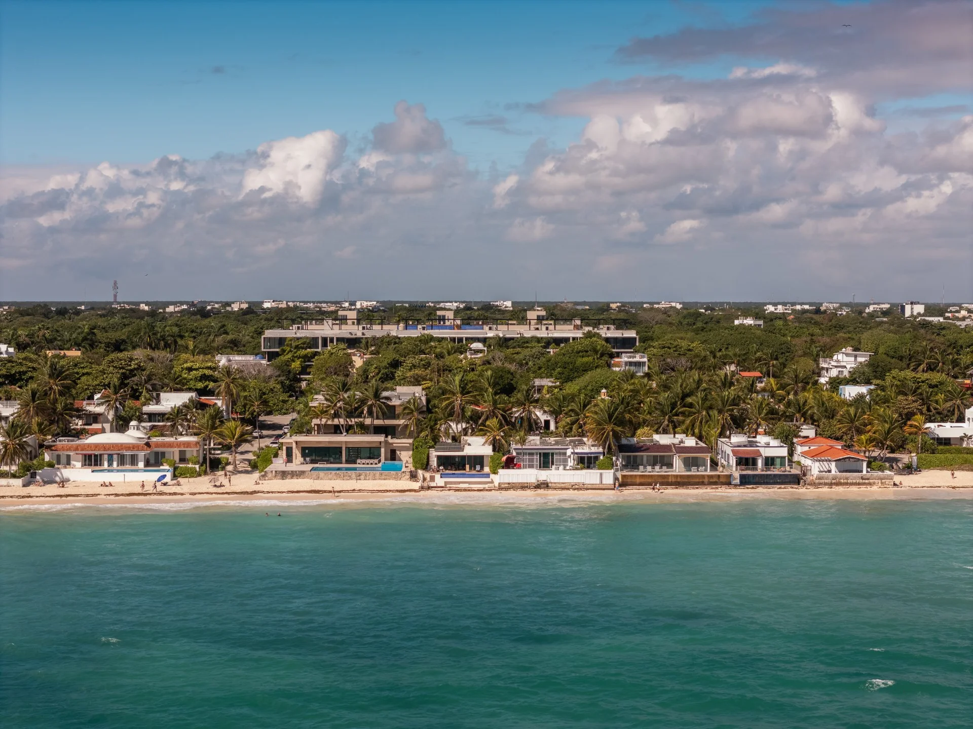 Proyecto residencial de lujo de 24 unidades en 3 edificios (A, B, C) de 4 niveles en Playa...