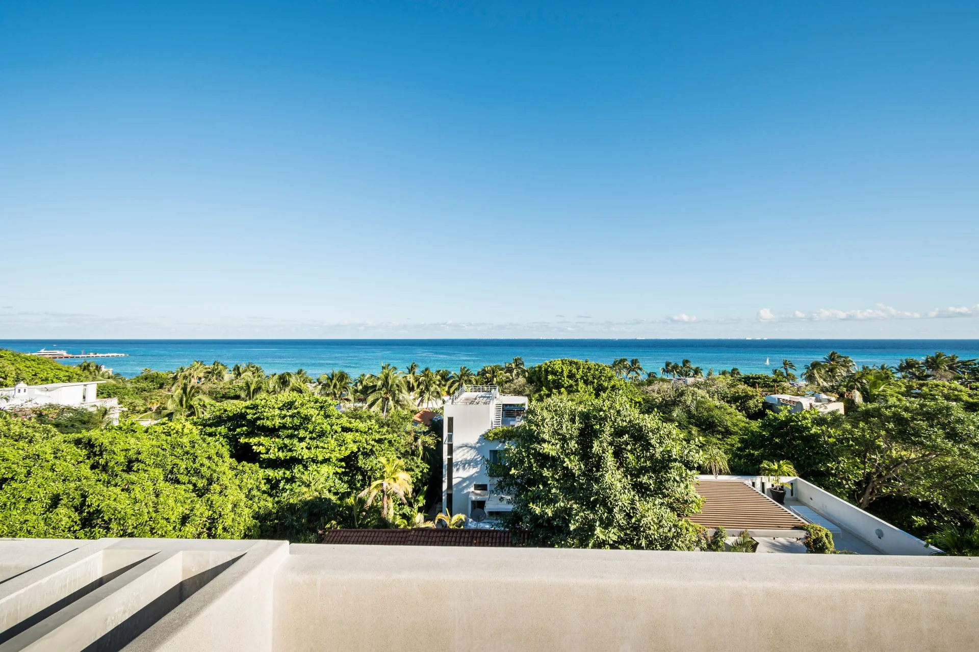 Vista desde el rooftop de SOLEii hacia el Mar Caribe y la selva, Playacar Playa del Carmen