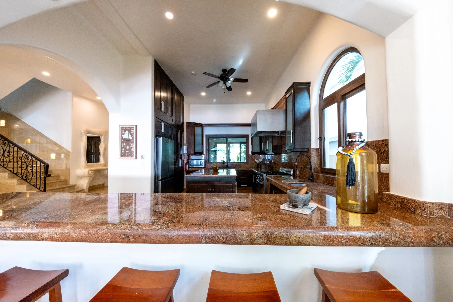 Cocina equipada con barra de granito en Sueño del Mar, villa de lujo Tulum