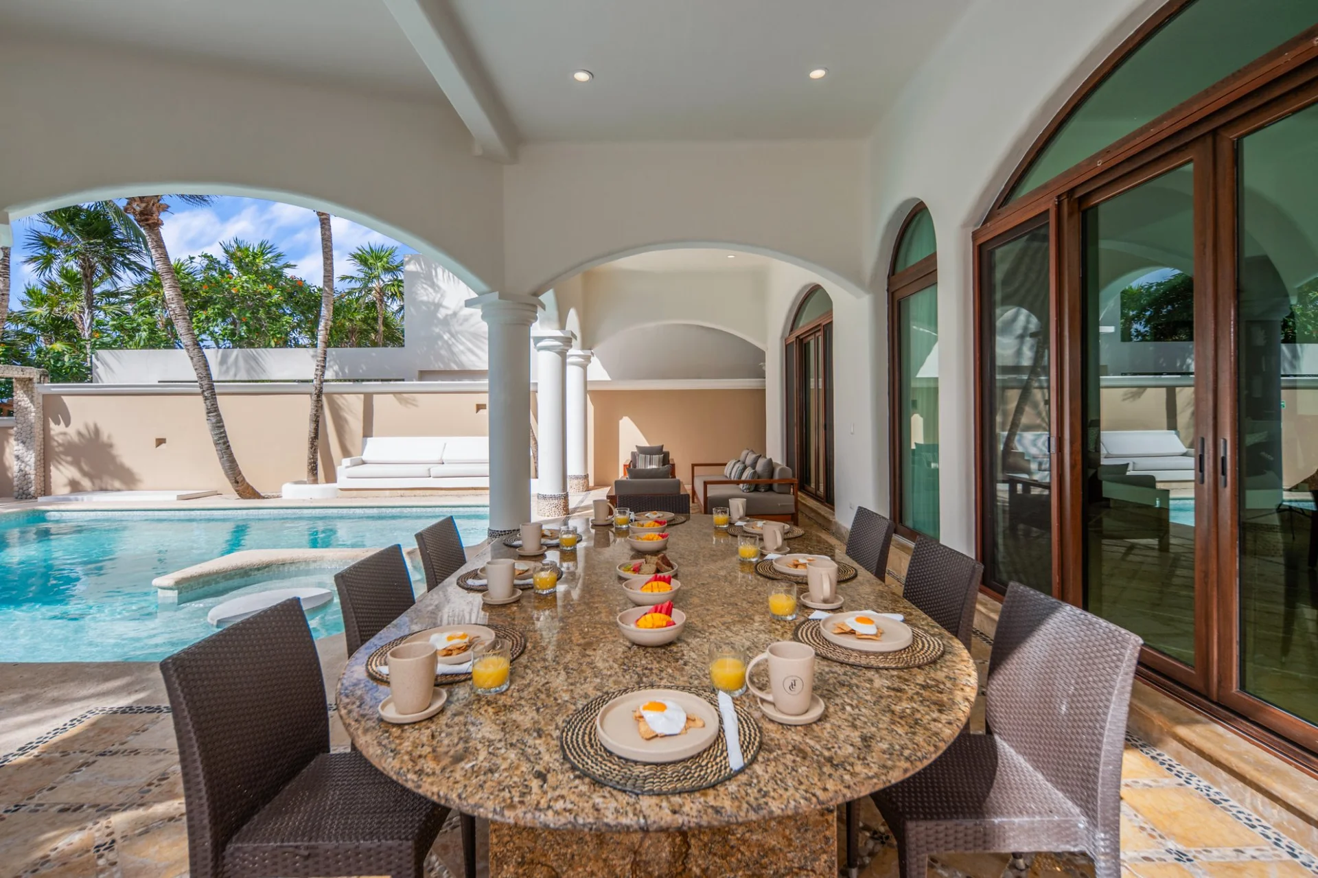 Comedor exterior junto a la piscina en Sueño del Mar, Bahía Soliman Tulum