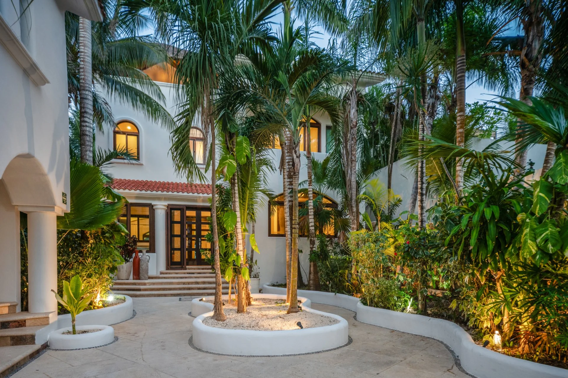 Entrada principal de noche de Sueño del Mar, villa de lujo Bahía Soliman