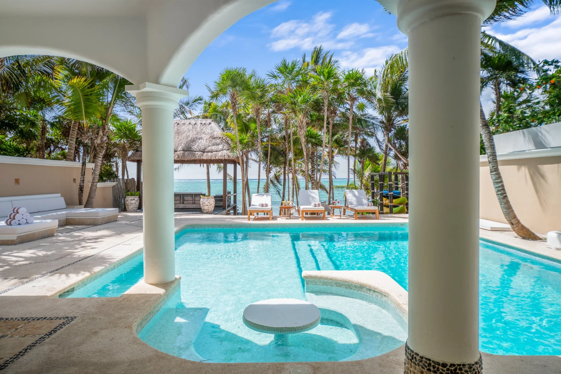Piscina privada con palapa y acceso directo a la playa en Sueño del Mar, Tulum