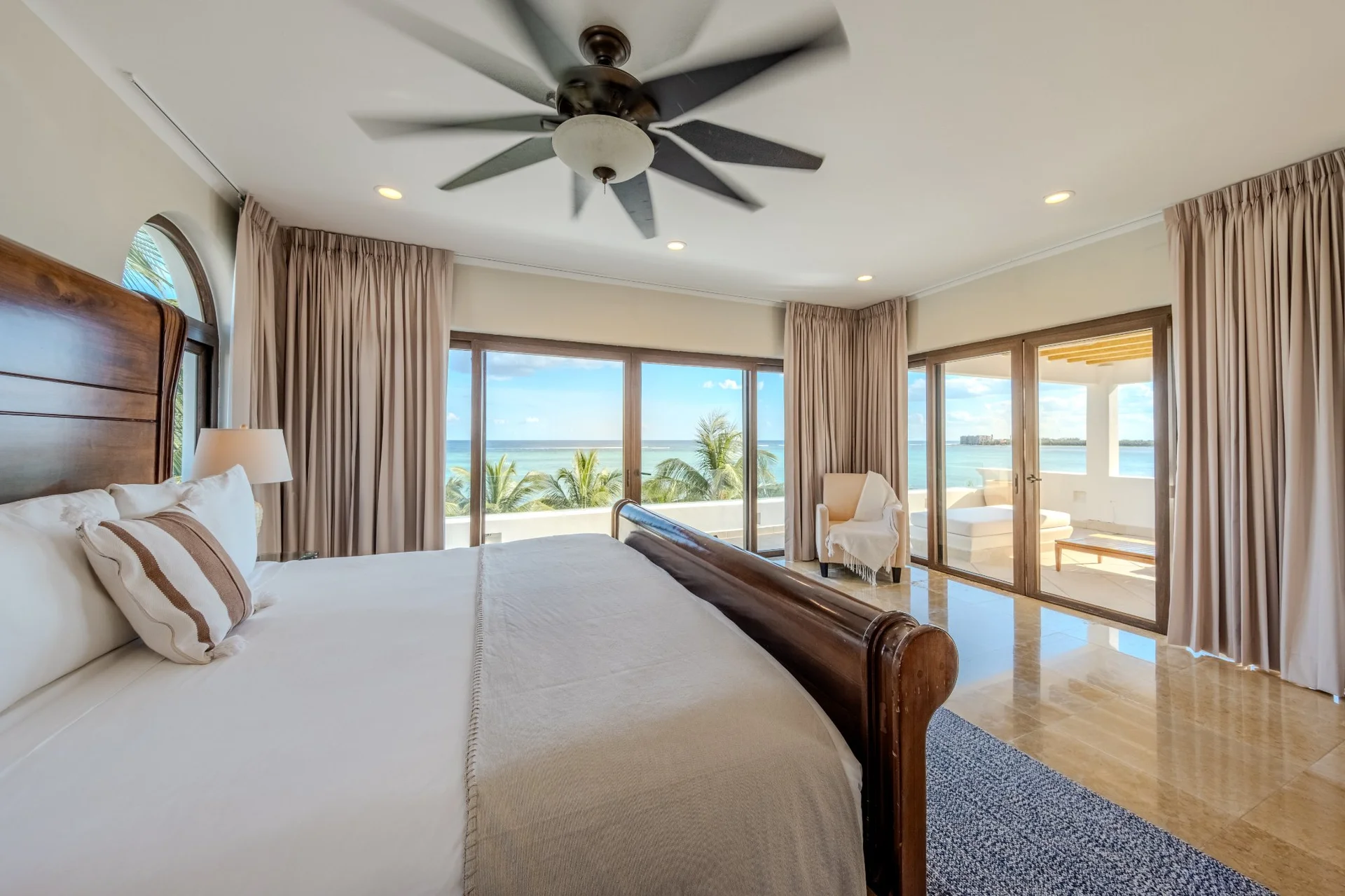 Recámara master con vista al Mar Caribe en Sueño del Mar, Bahía Soliman Tulum