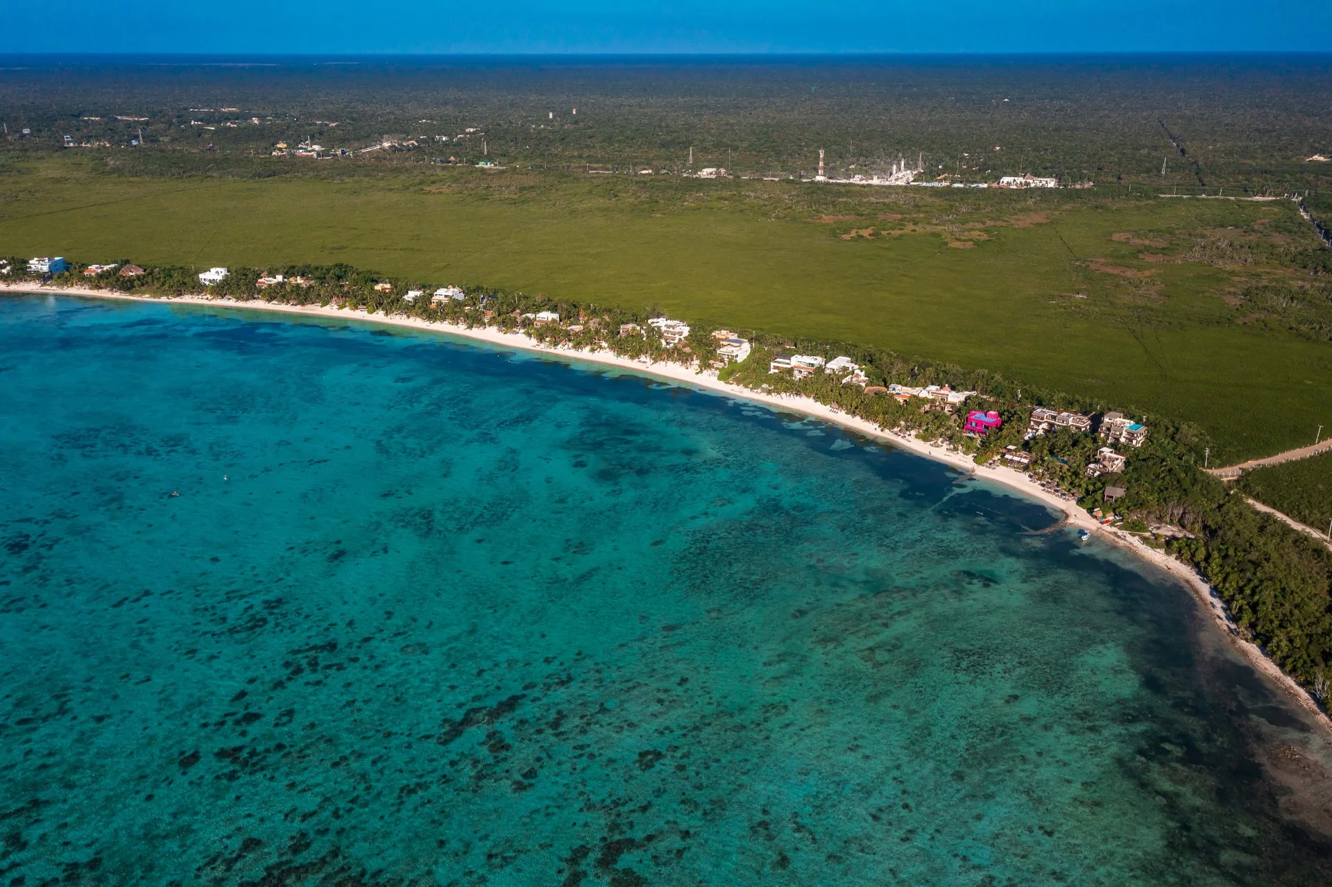 Vista aérea de la costa frente al mar en Bahía Soliman, Sueño del Mar Tulum