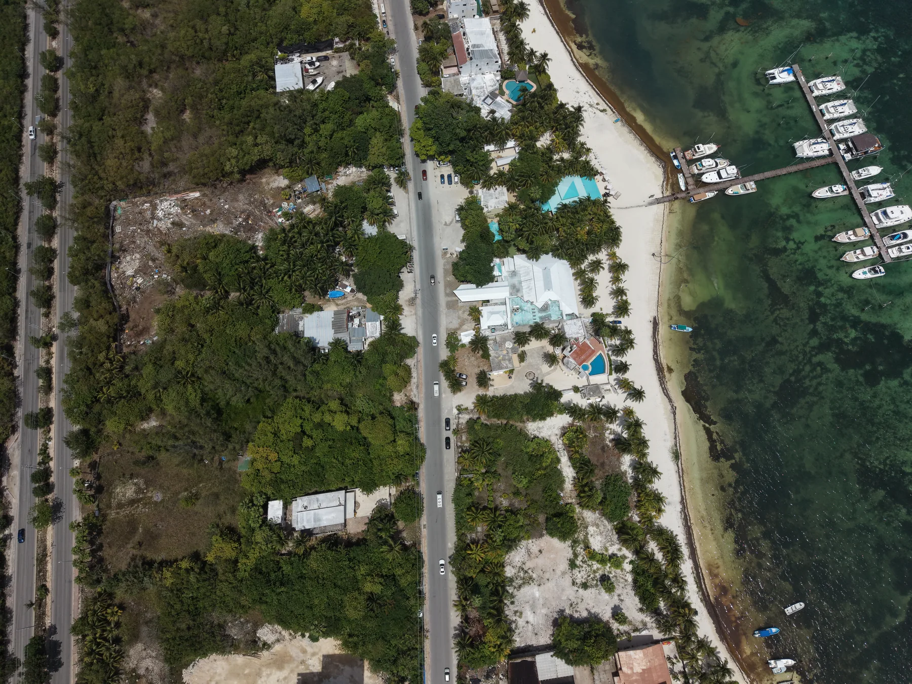 Vista cenital del predio frente al mar en Costa Mujeres, Isla Mujeres, entre la carretera y la playa