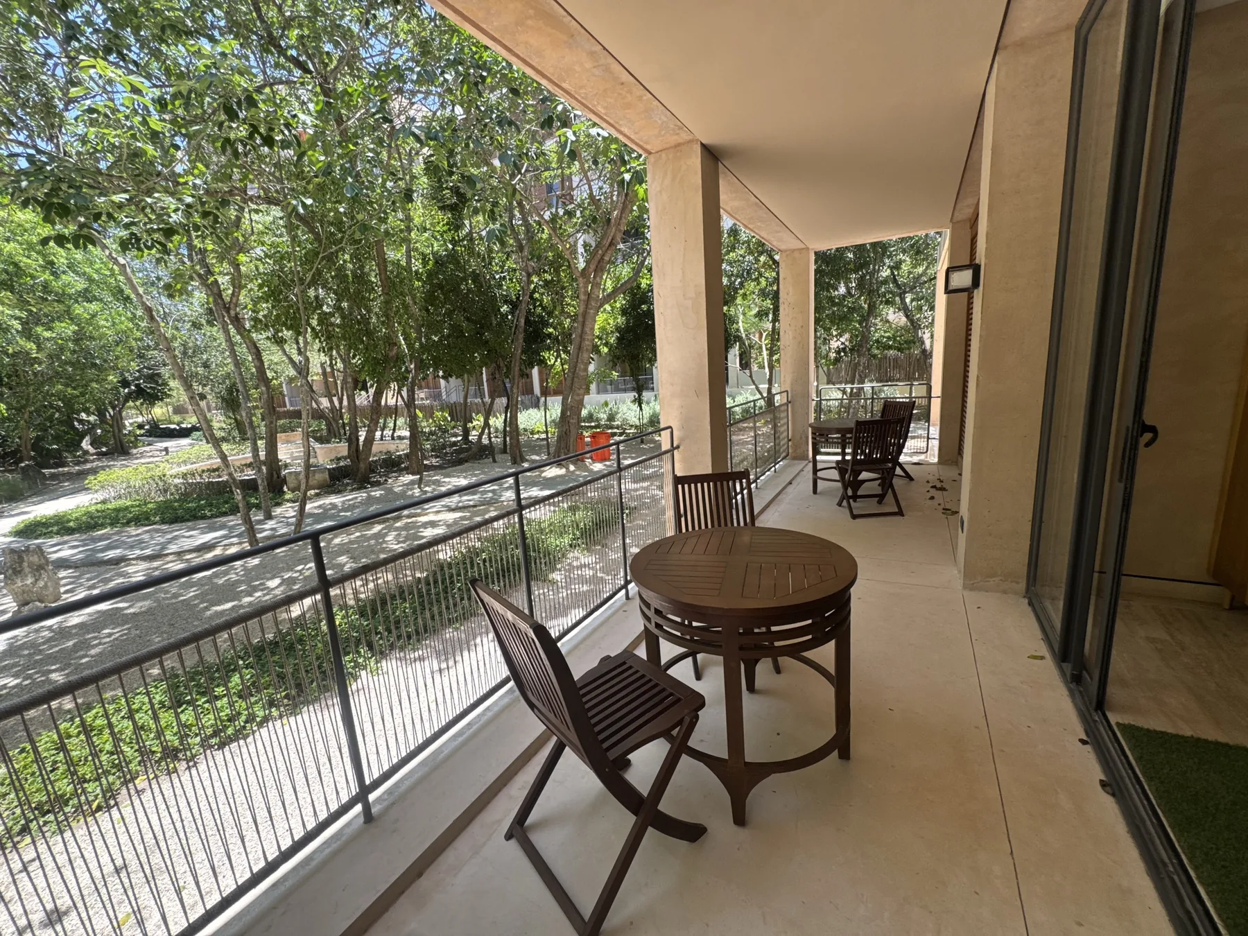 Terraza privada con jardín en planta baja, The Village Corasol