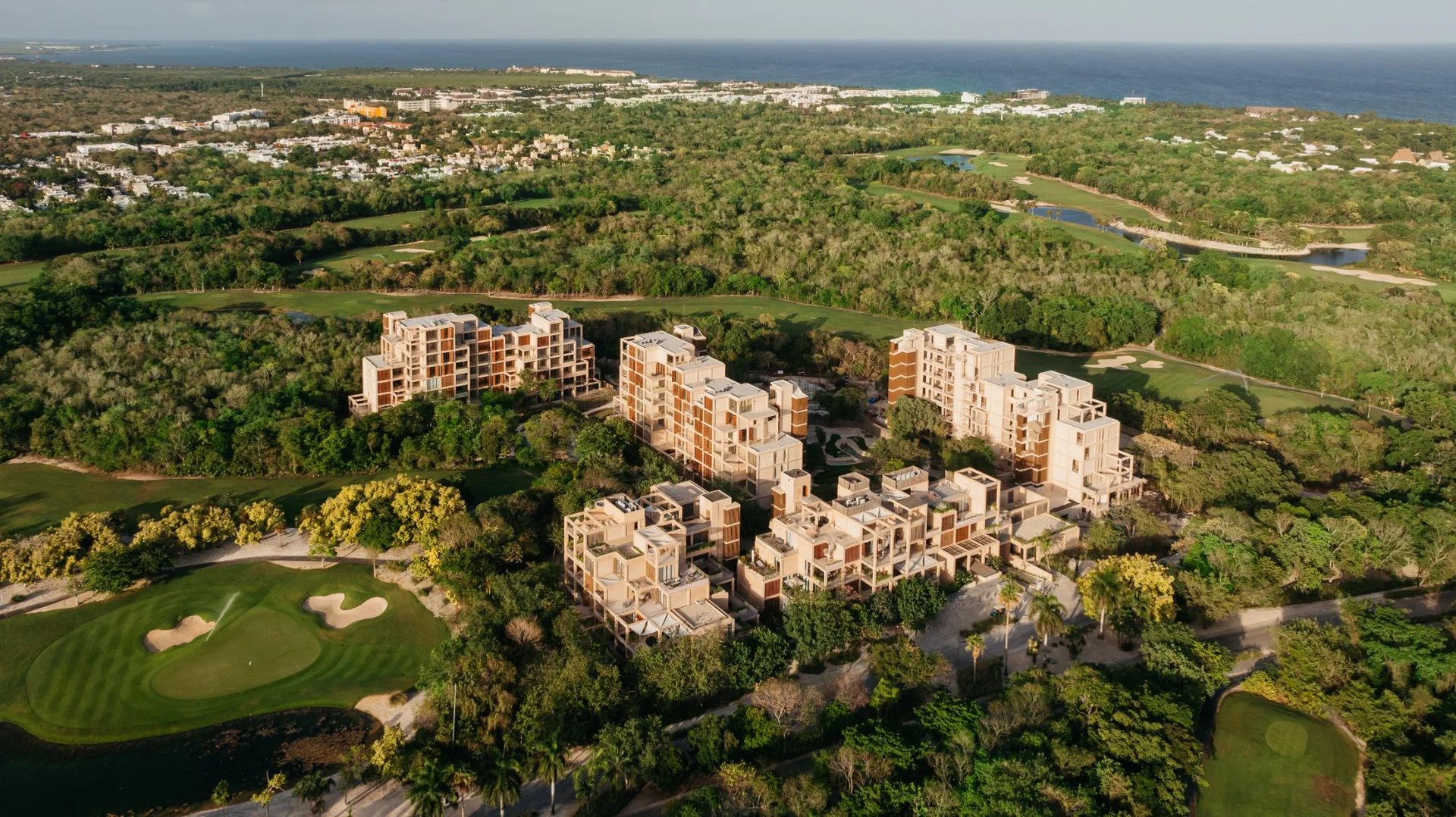 Vista aérea de The Village con el campo de golf Gran Coyote y el mar, Corasol Playa del Carmen