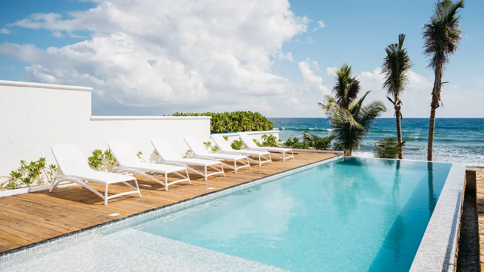 Alberca infinity con vista al océano en Villa Amara, Bahía Tankah, Tulum