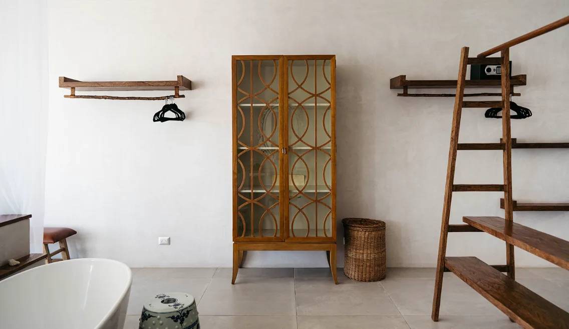 Baño con tina y vestidor de diseño artesanal en Villa Amara, Tankah, Tulum