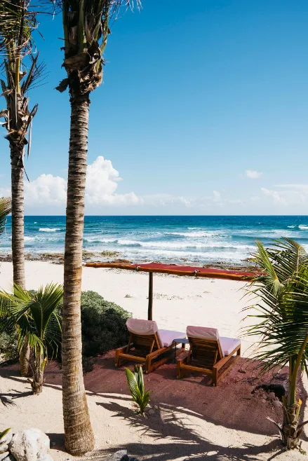 Playa privada con camastros frente al Mar Caribe en Villa Amara, Tankah, Tulum