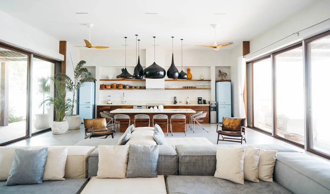 Sala y cocina abierta con diseño contemporáneo en Villa Amara, Tankah, Tulum