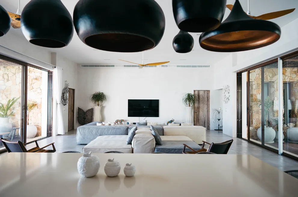 Sala de estar con lámparas de diseño y vista al jardín en Villa Amara, Tankah, Tulum