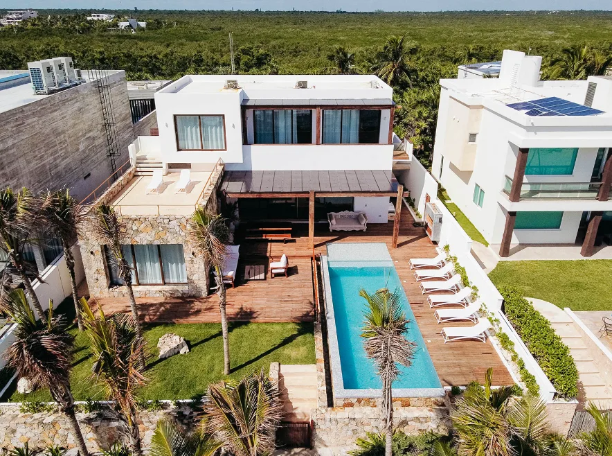 Vista aérea de fachada, alberca y jardín en Villa Amara, Tankah, Tulum