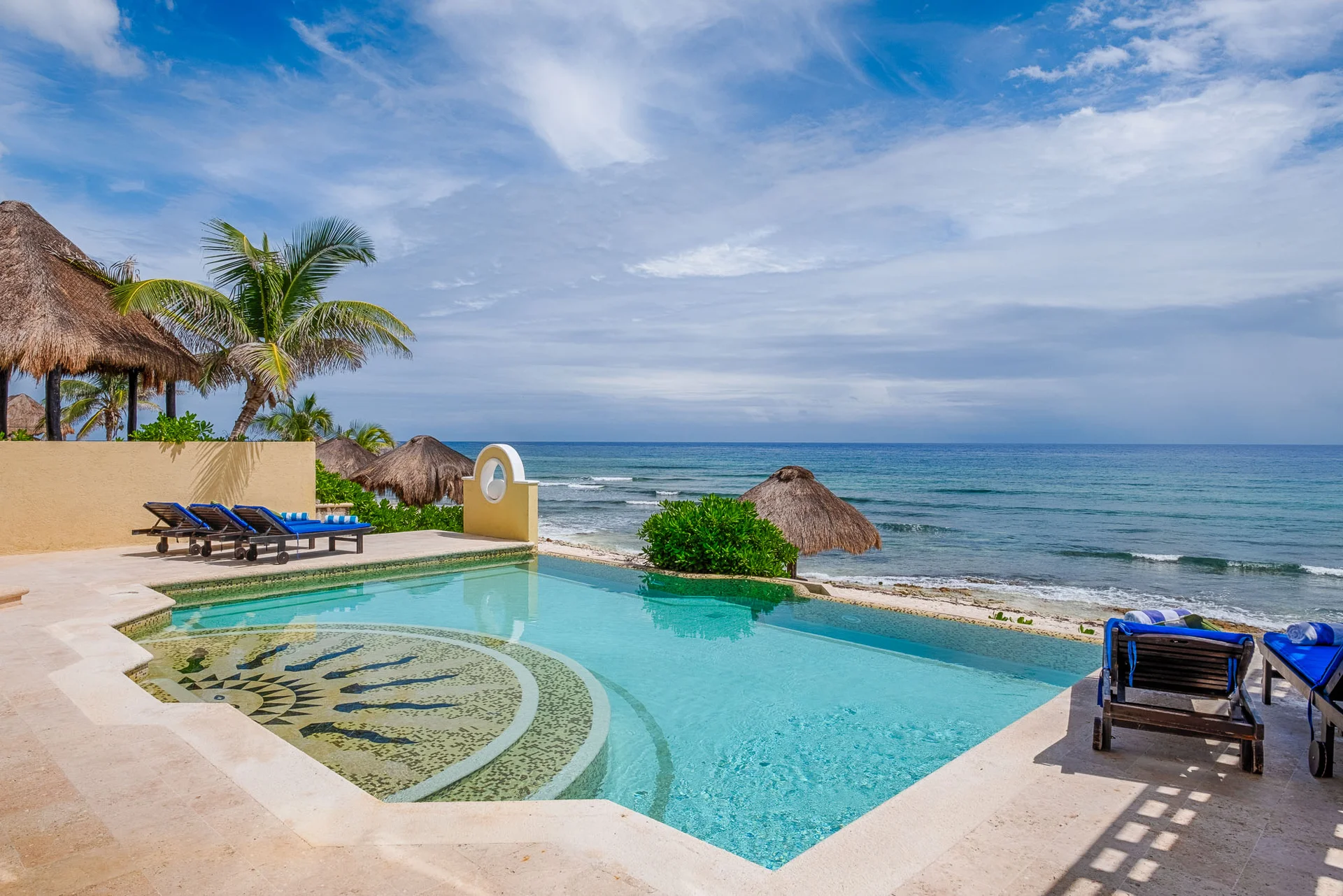 Alberca infinity frente al mar con palapa en Villa Arghy, Bahía Tankah Tulum