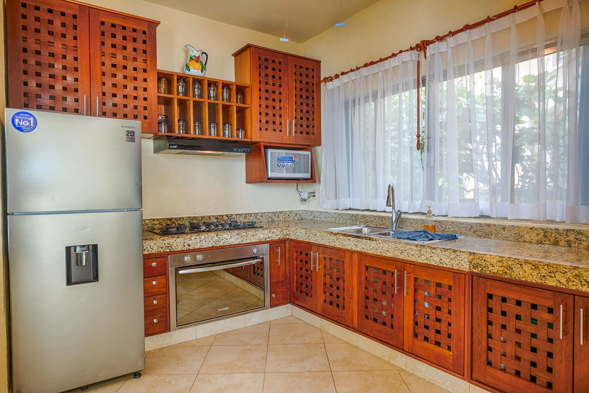 Cocina equipada con madera y granito en Villa Arghy Bahía Tankah Tulum