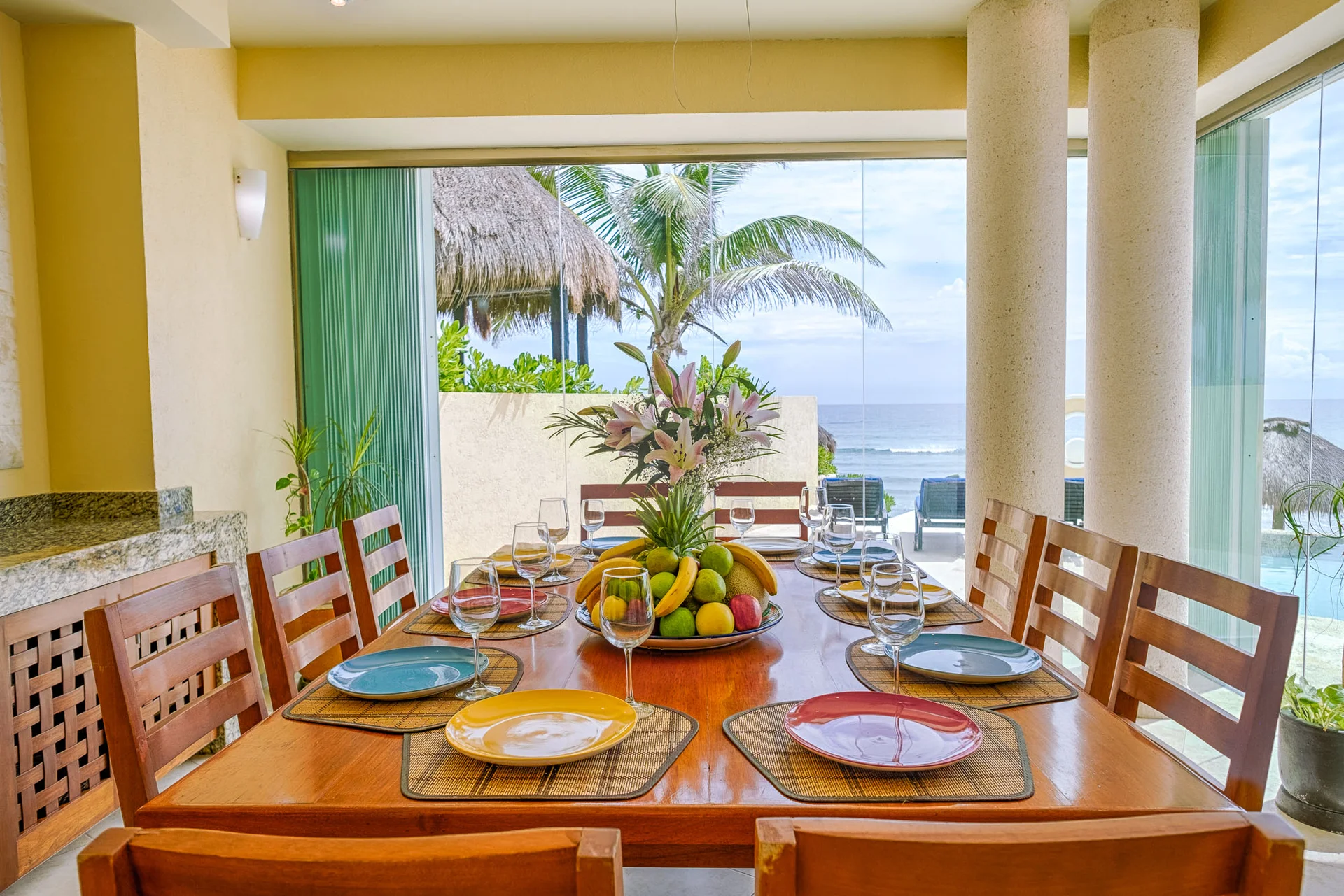 Comedor interior con vista al mar en Villa Arghy, Bahía Tankah Tulum