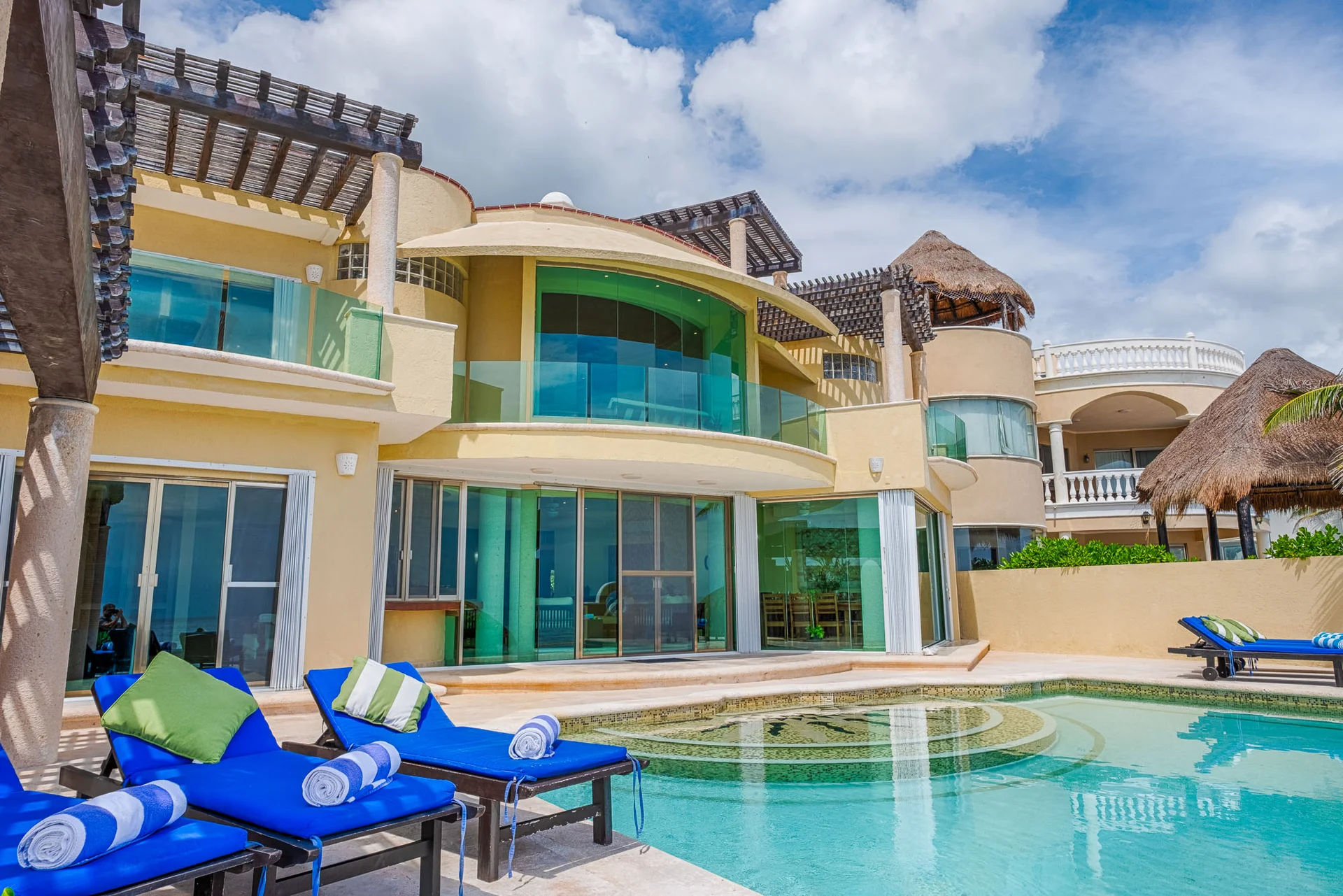 Exterior de Villa Arghy con piscina y balcones de vidrio en Bahía Tankah Tulum