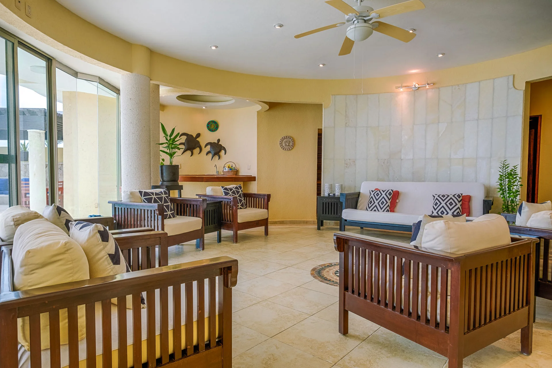Sala de estar interior con formas curvas y decoración en Villa Arghy Tulum
