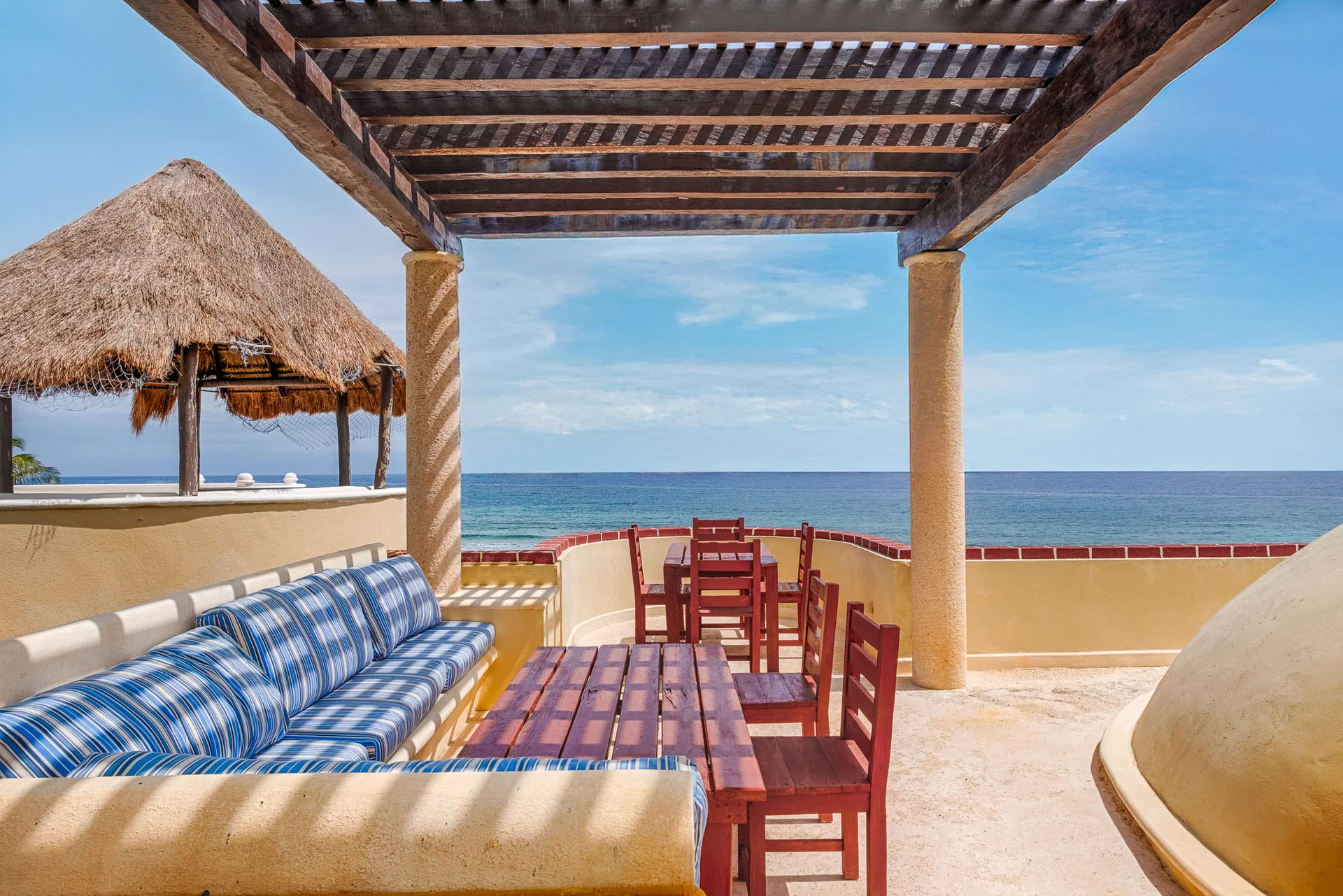 Terraza rooftop con pérgola y vista al mar en Villa Arghy, Bahía Tankah Tulum