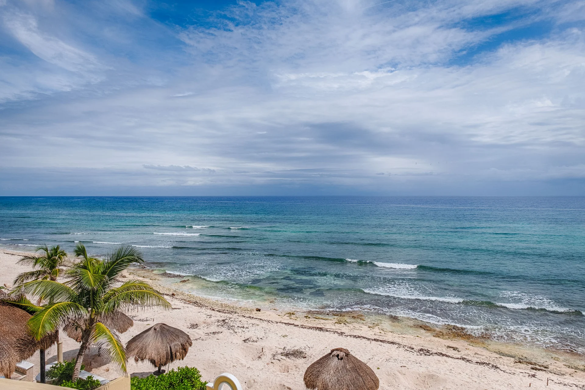 Vista de la playa del Caribe con palmeras frente a Villa Arghy, Riviera Maya