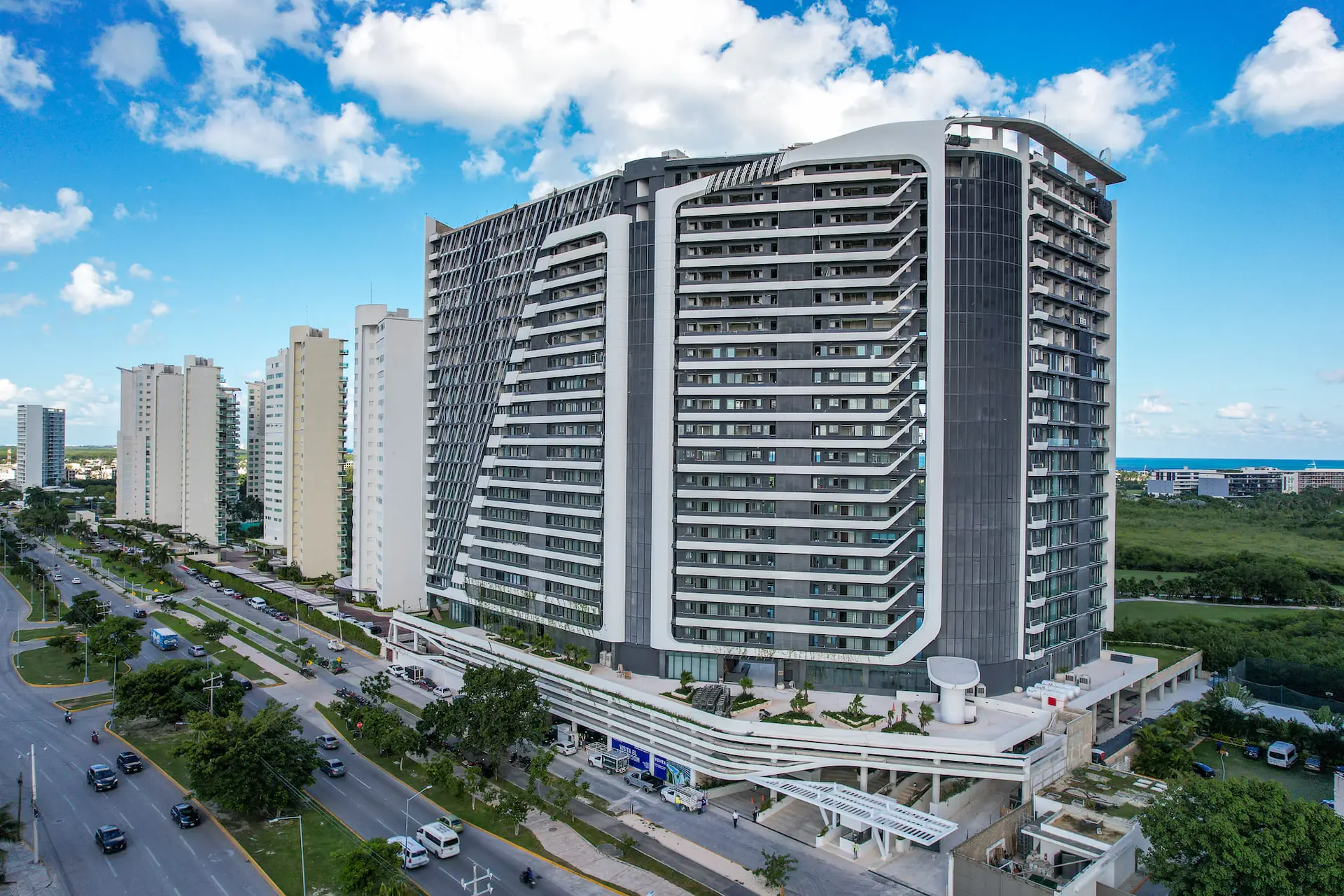 Fachada principal de Woha Puerto Cancún desde Av. Bonampak, Cancún