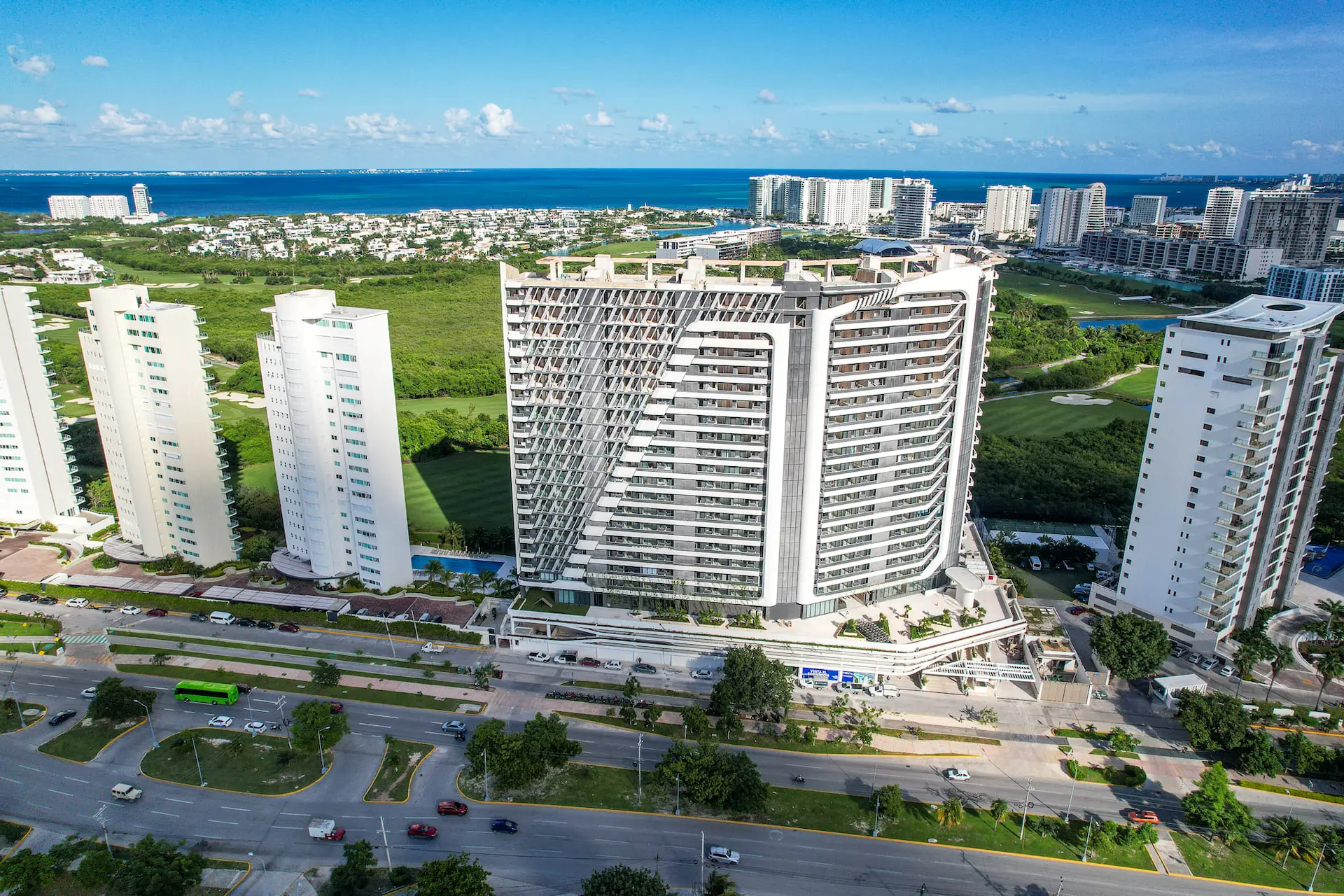 Vista aérea de Woha Puerto Cancún con el Mar Caribe y la zona hotelera al fondo, Puerto Cancún, Cancún
